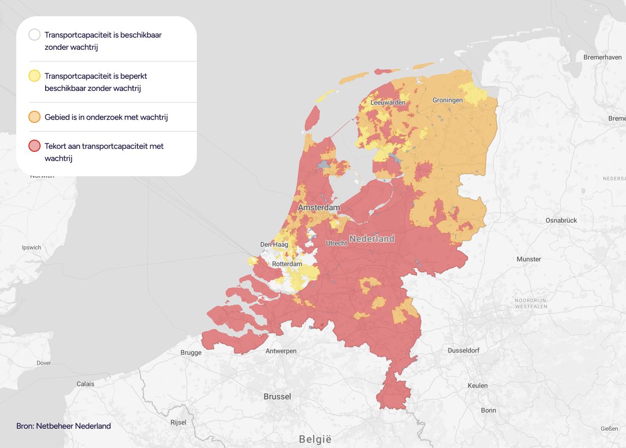 Een kaart van Nederland waar netcongestie plaatsvindt. Gebieden zijn aangegeven met wit, geel, oranje of rood.